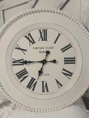 Farmhouse-style Wall Clock - Elegant Roman Numerals